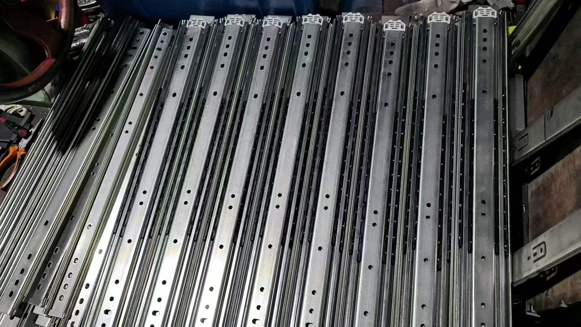 Soft Close Furniture Cabinet Drawer Slides Rail Push-to-Open Warehouse Suitable Push-On Technology